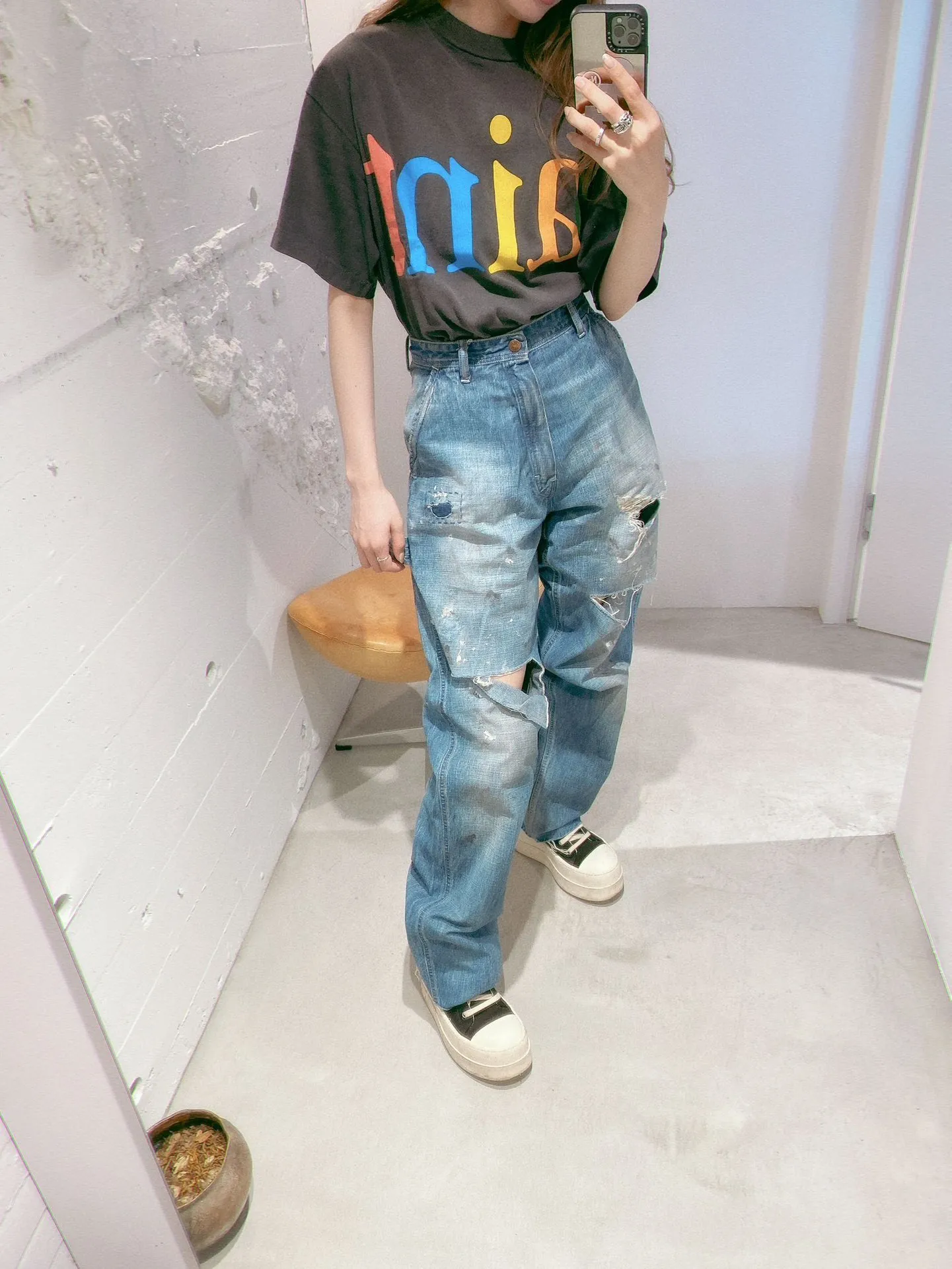SAINT Mxxxxxx SAINT_DENIM PANTS/PAINTER /BLUE Logging trousers with knife-cut holes and splashed ink. Patch jeans. Blue S-XL. All accessories are molded and customized. Super heavy work. Washed and distressed. Knife-cut holes. Artificial splashed ink graffiti. Authentic version. Loose and stylish.